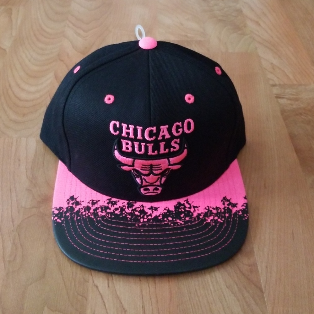 NWT Chicago Bulls snap back